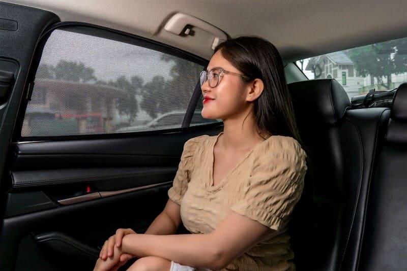 Sử dụng rèm che nắng cản tới 95% ánh sáng vào xe
