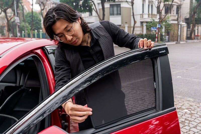 Rèm che nắng ô tô lắp đặt chắc chắn trên khung cửa