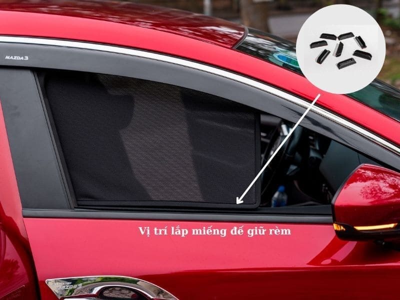 Vị trí gắn miếng nhựa giữ rèm lên xe
