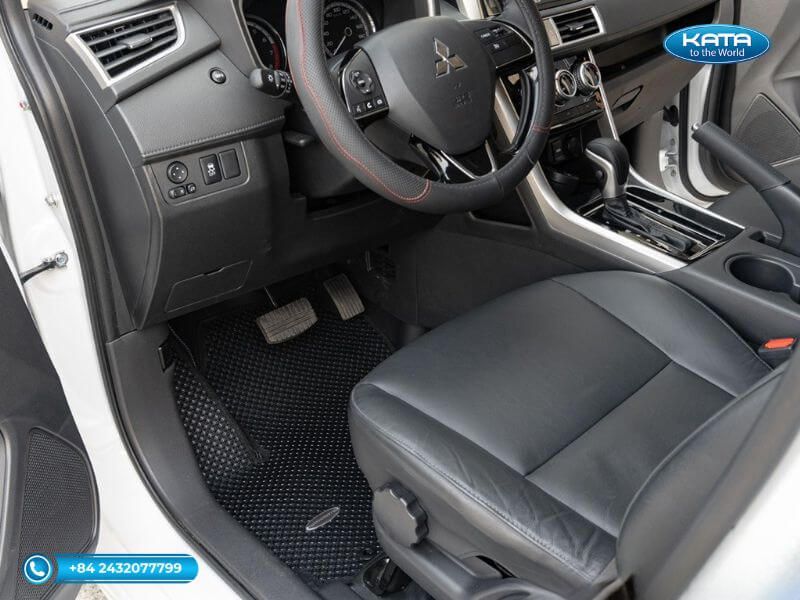 Thảm lót sàn ô tô Mitsubishi Pajero màu đen ghế lái