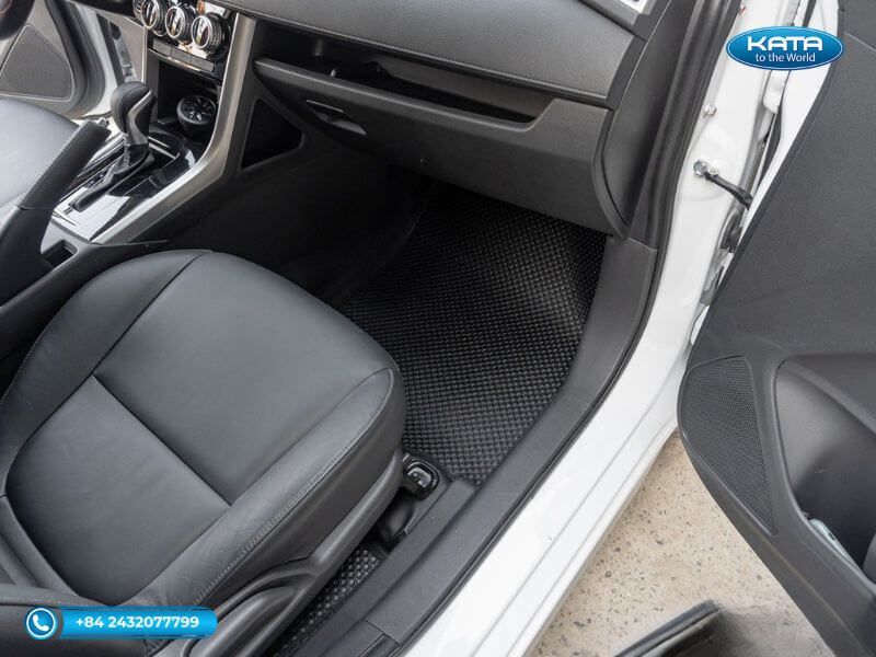 Thảm lót sàn ô tô Mitsubishi Pajero màu đen ghế phụ