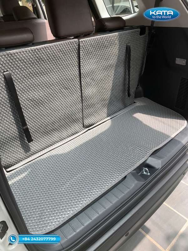 Thảm lót cốp, ốp lưng ghế hàng 3 Toyota Innova Cross 2024